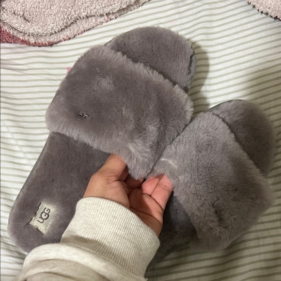 UGG Women's Charcoal Fluffy Slippers size 9 NEW - Picture 3 of 3